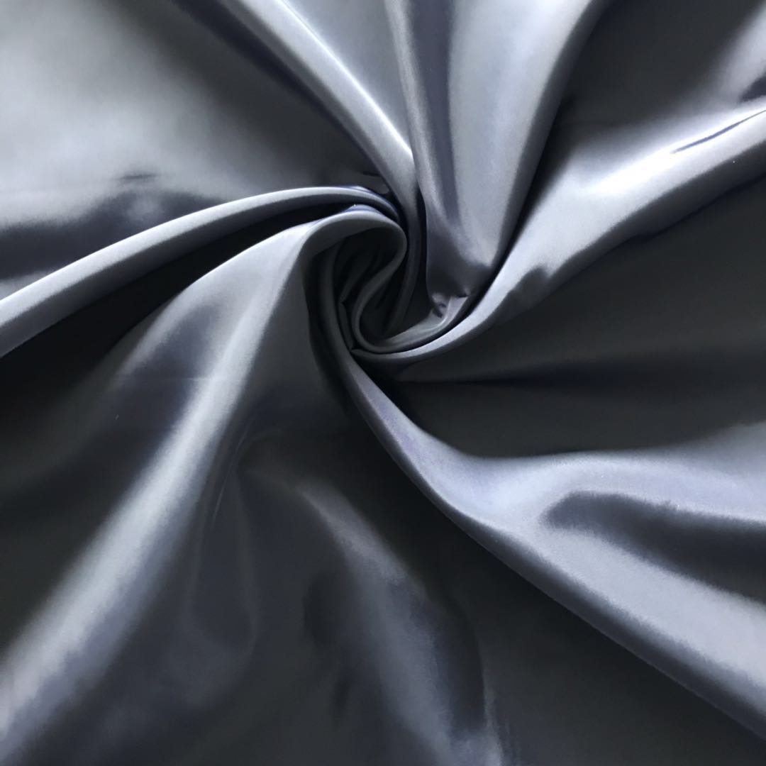 羽绒服面料薄薄的软软的和硬布料那个贵 (羽绒服面料薄的像要破一样)